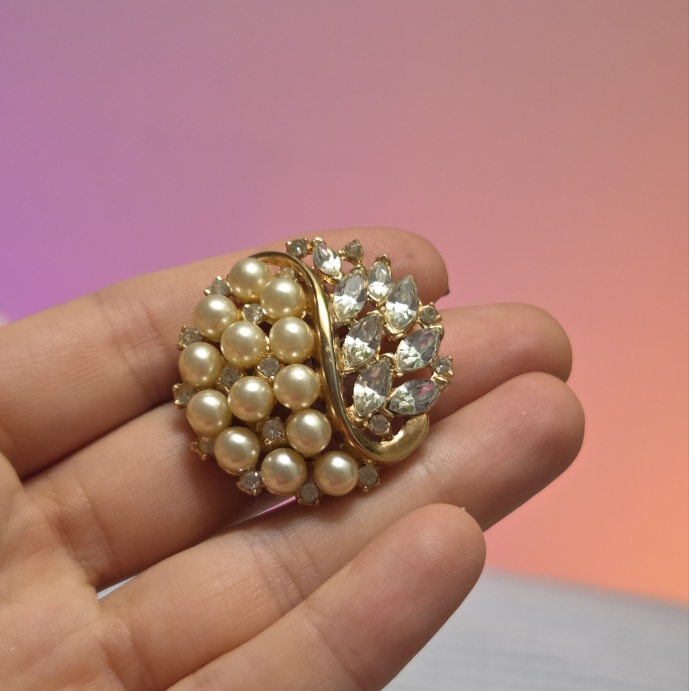 Trifari Elegant Gold and Pearl Vintage Brooch